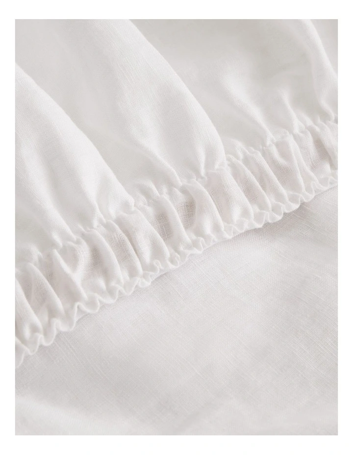 Skye Organically Grown Linen Queen Fitted Sheet in Snow image 3