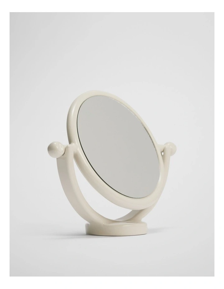 Lucinda Mirror in Natural image 1