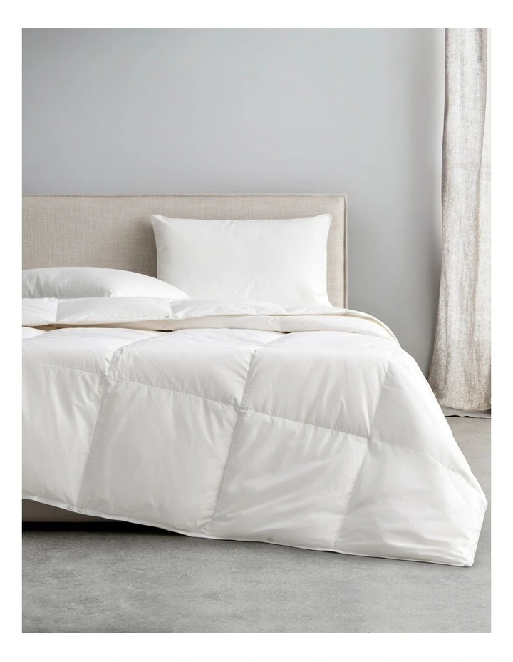 Deluxe Dream Feather and Down Light Quilt in Pure White image 5