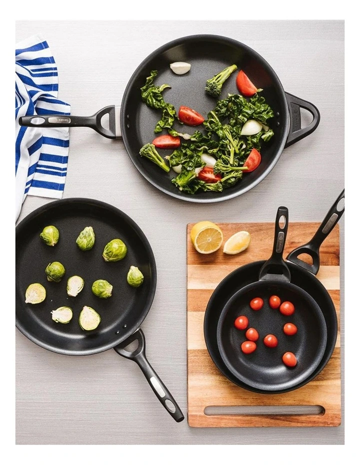 Baccarat iD3 Frypan With Bakelite Handle 26cm in Black image 5