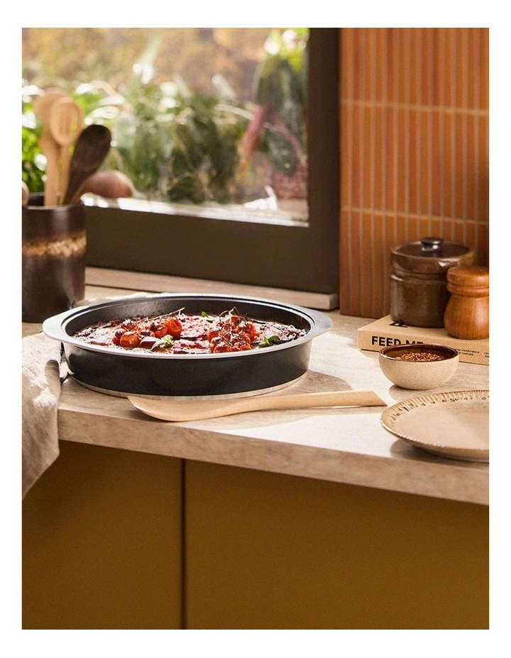 Bessemer Non-Stick Round Baking Dish 34cm in Black image 5