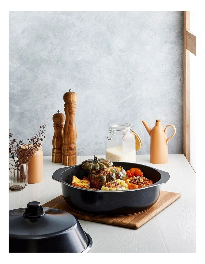 Bessemer Non-Stick Round Cook n Bake 37cm in Black image 3