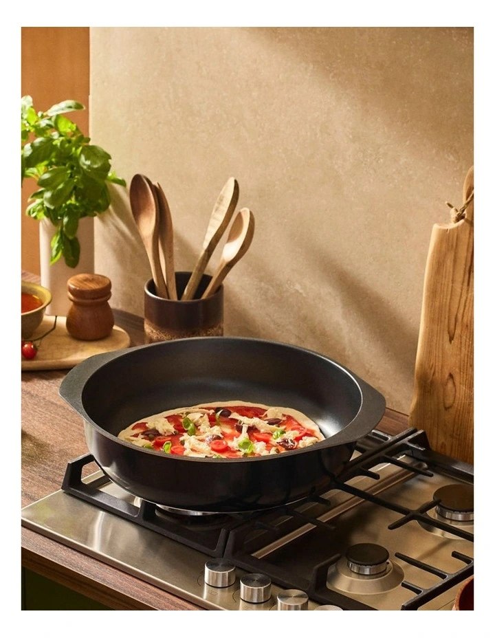 Bessemer Non-Stick Round Cook n Bake 37cm in Black image 4