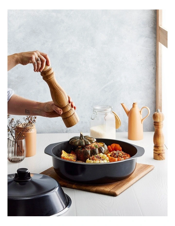 Bessemer Non-Stick Round Cook n Bake 37cm in Black image 4