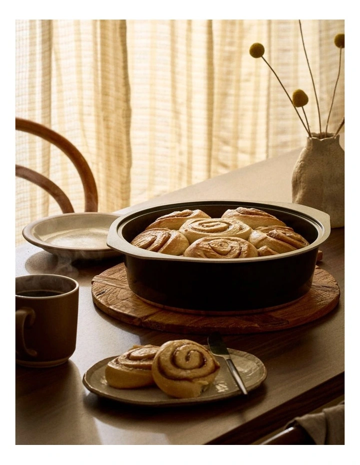 Bessemer Non-Stick Dutch Oven 28cm in Black image 2