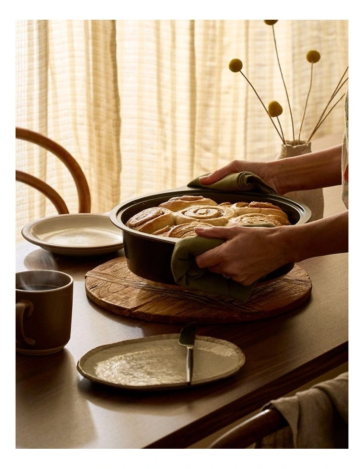 Bessemer Non-Stick Dutch Oven 28cm in Black image 3