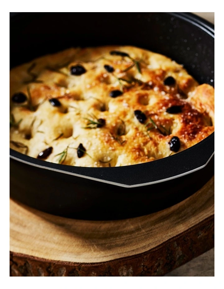 Bessemer Non-Stick Dutch Oven 32cm in Black image 3