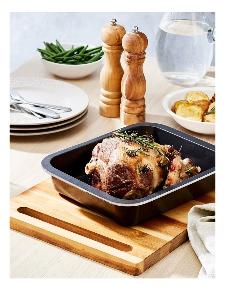 Bessemer Non-Stick Roaster 32cm in Black image 5
