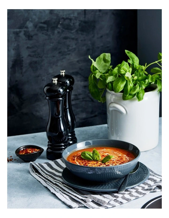 Bessemer Saucepan 20cm in Black image 6