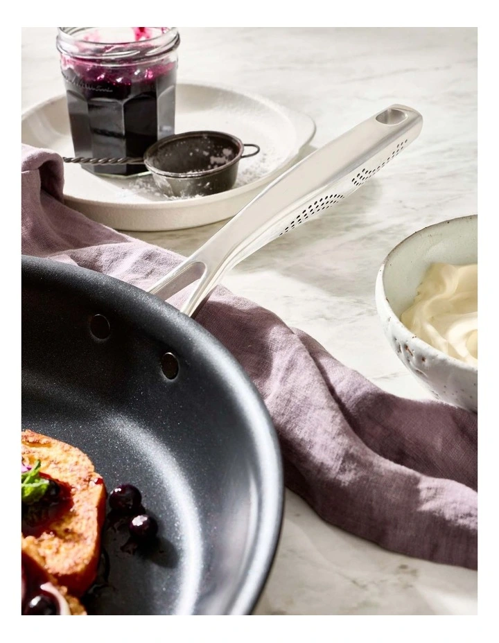 Baccarat iD3 Hard Anodised Saute Pan with Lid 30cm in Black image 4