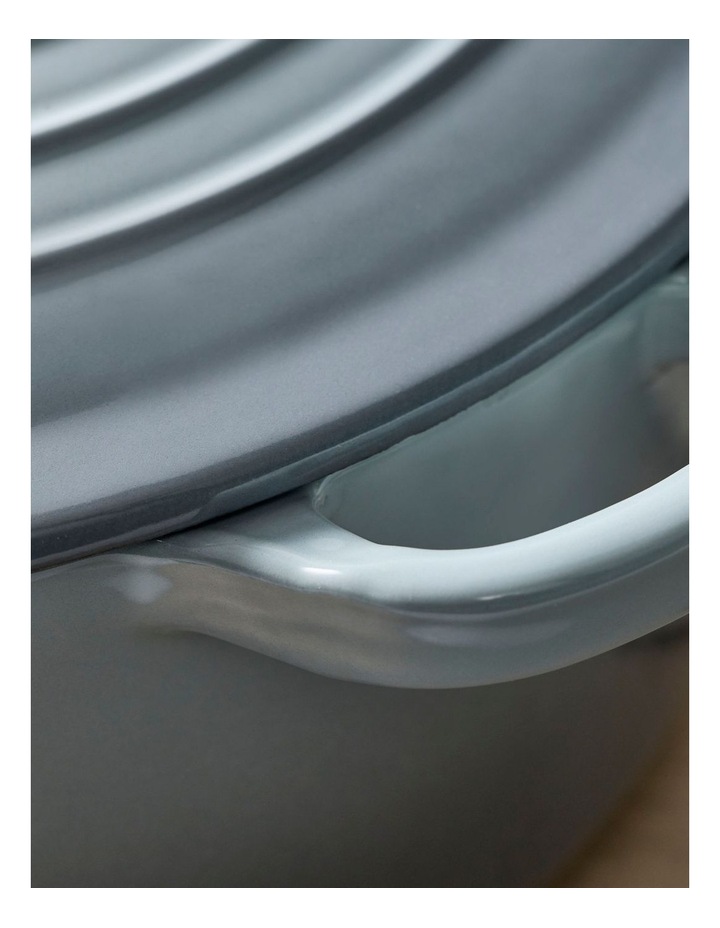 Baccarat Le Connoisseur Round French Oven 29cm 6.3L in Mist image 5