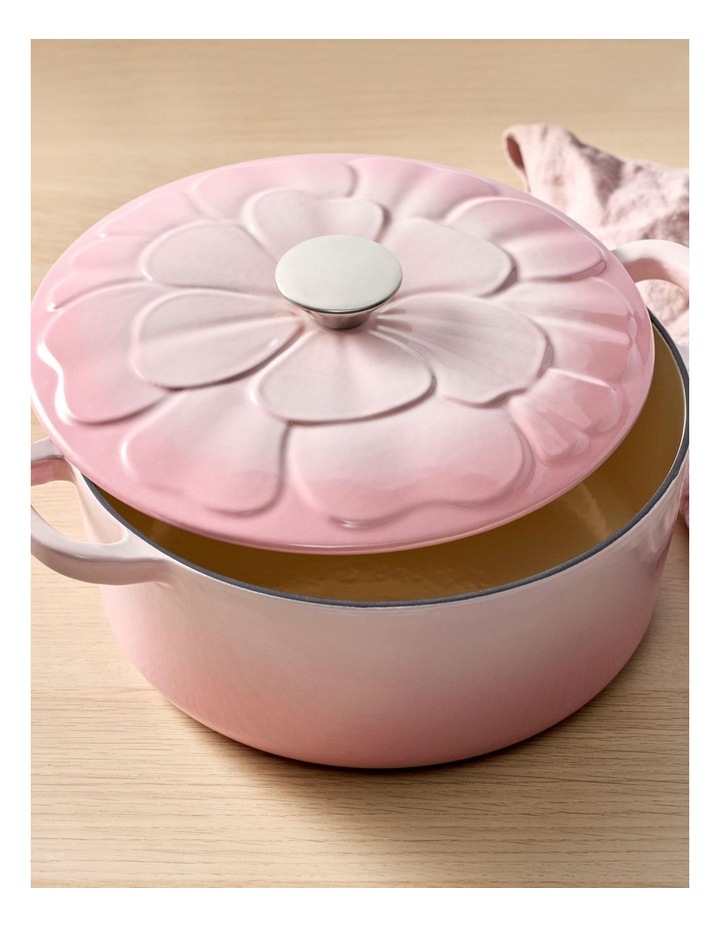 Baccarat Le Connoisseur Round French Oven with Flower Lid 25cm 3.9L in Pink image 4