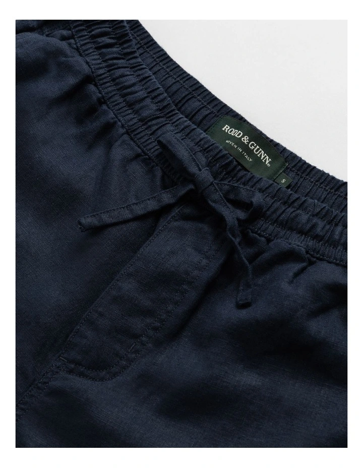 Linen 9" Resort Short in Navy image 5