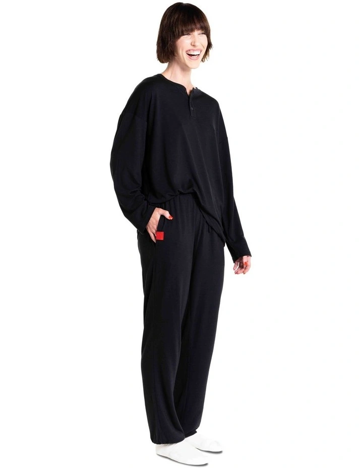 Long Sleeve T-shirt in Black image 3