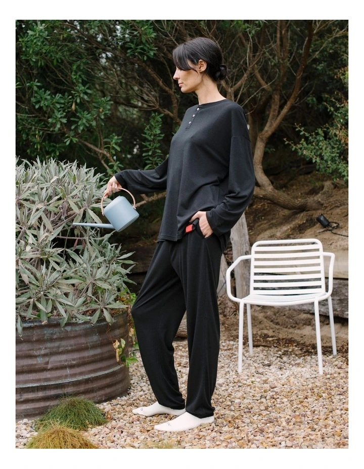 Long Sleeve T-shirt in Black image 4