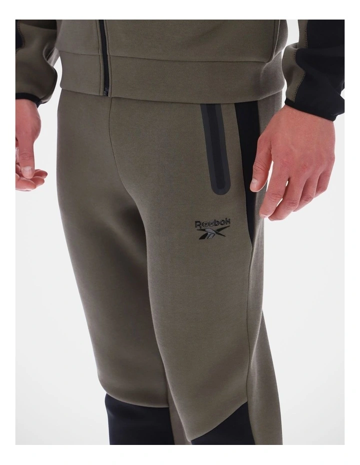 Panel Jogger in Army Green/Black image 4