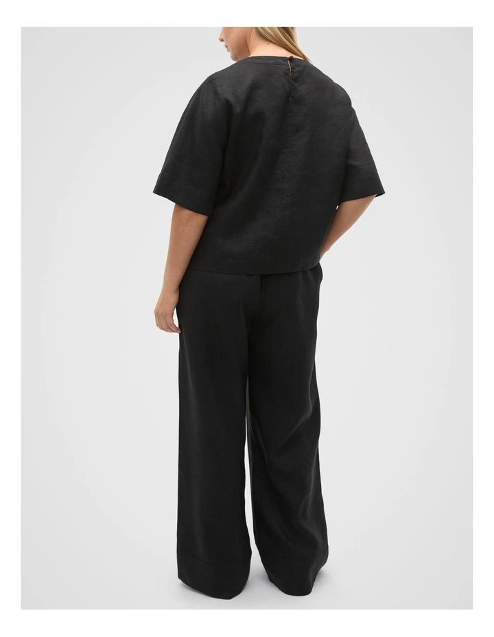 Core Linen Tee in Black image 6