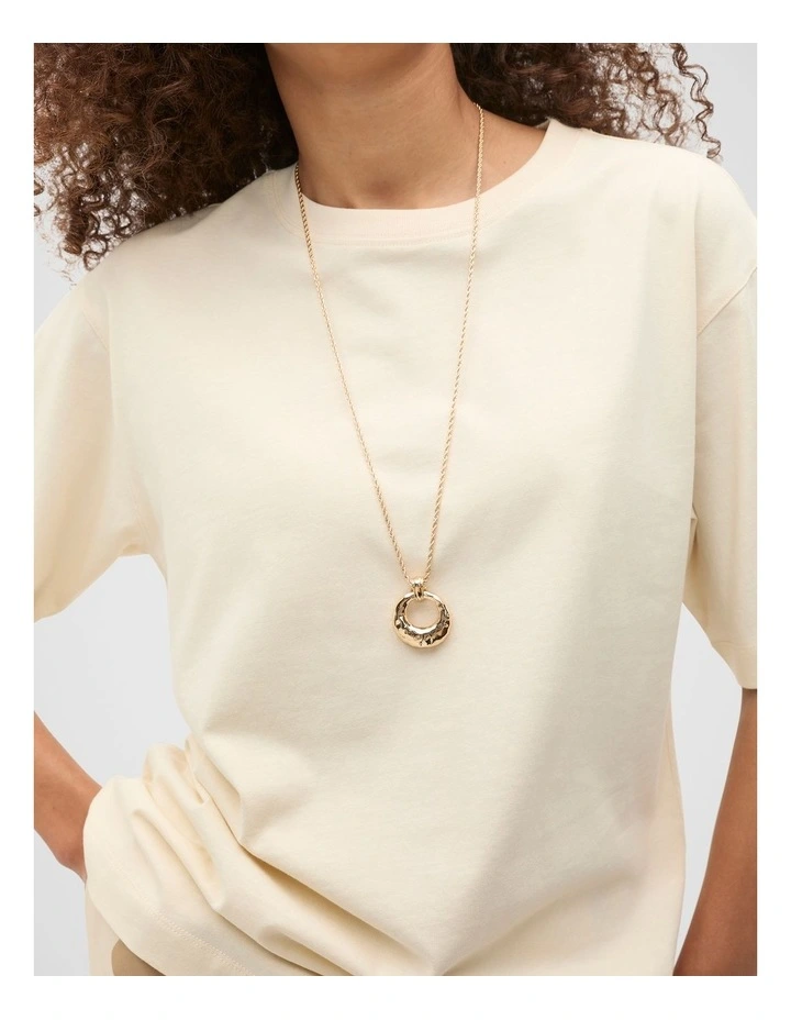 Textured Round Pendant Necklace in Gold image 2