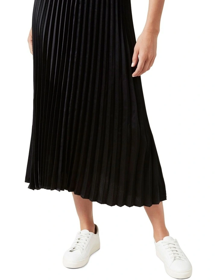 pleated black skirt