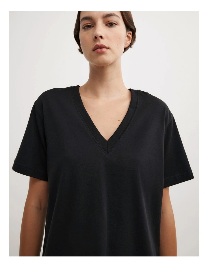 V Neck T-shirt in Black image 3