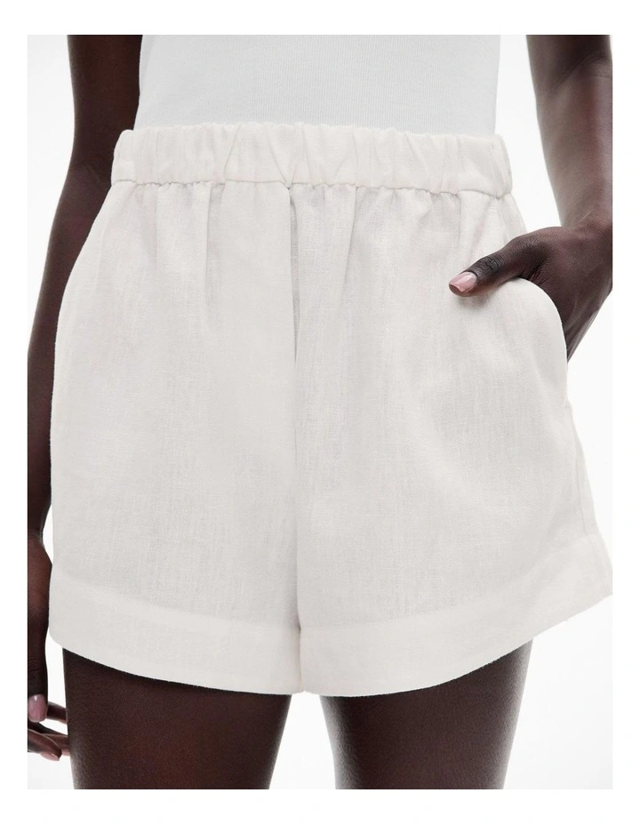Linen Pull On Short in Fresh White image 3