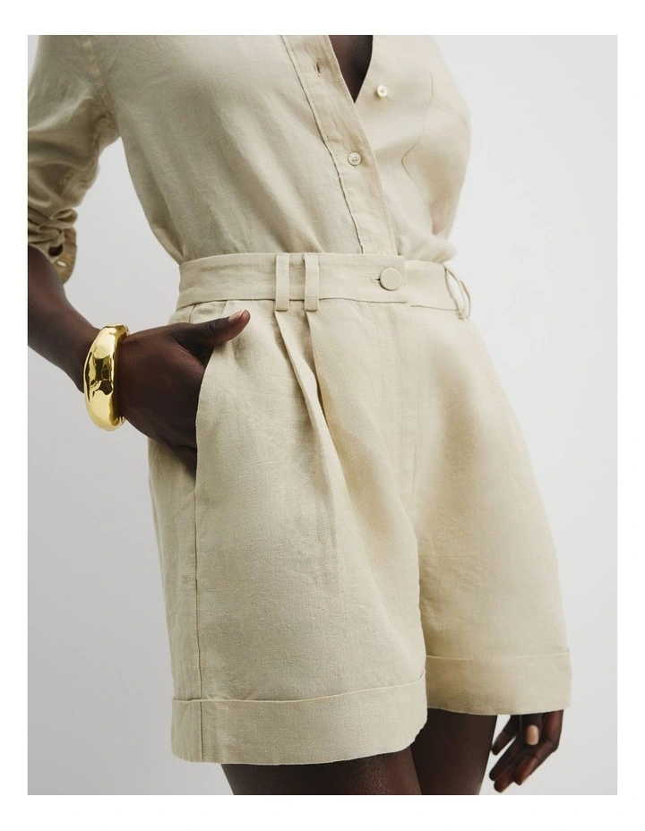 Organically Grown Linen Tuck Front Short in Light Pistachio image 3