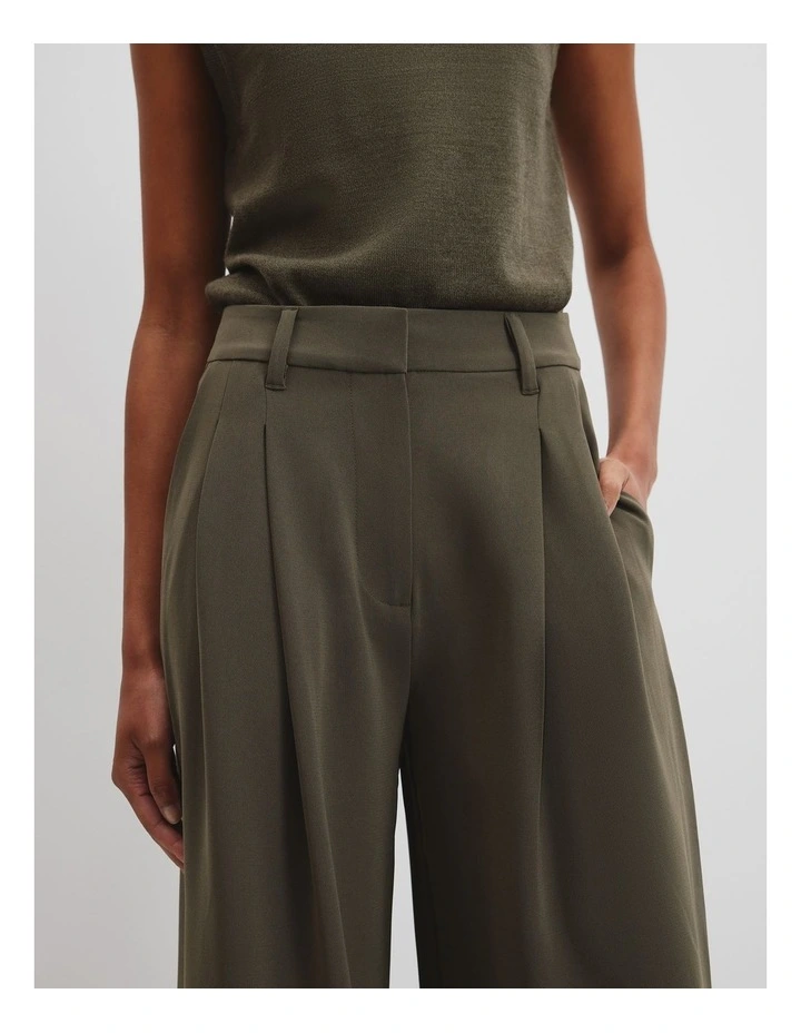 Soft Pleat Pant in Kelp image 3