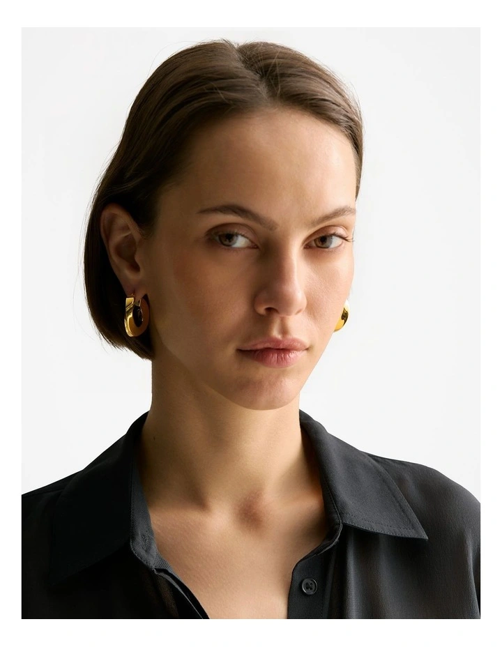 Vera Large Hoop Earrings in Gold image 2