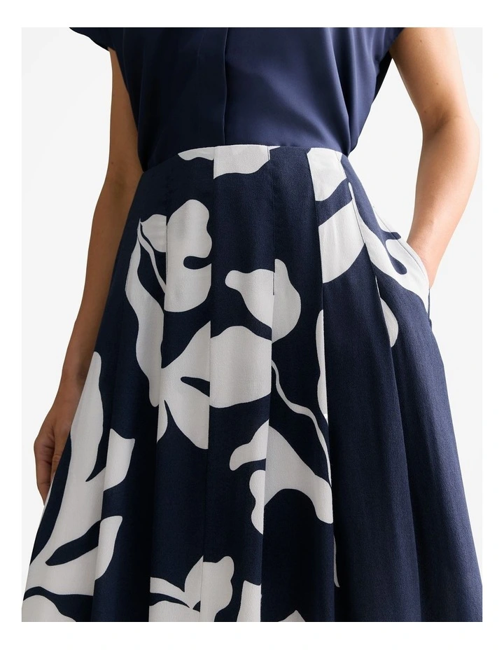 Palm Print Pleat Detail Skirt in Navy image 3