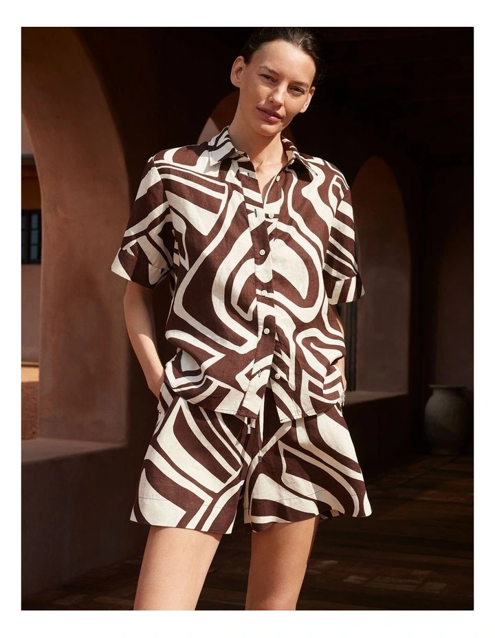 Kai Linen Short Sleeve Shirt in Chocolate image 2