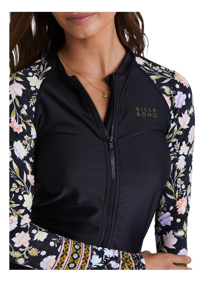 Feelin Peaceful Pipa Rash Vest in Black image 4