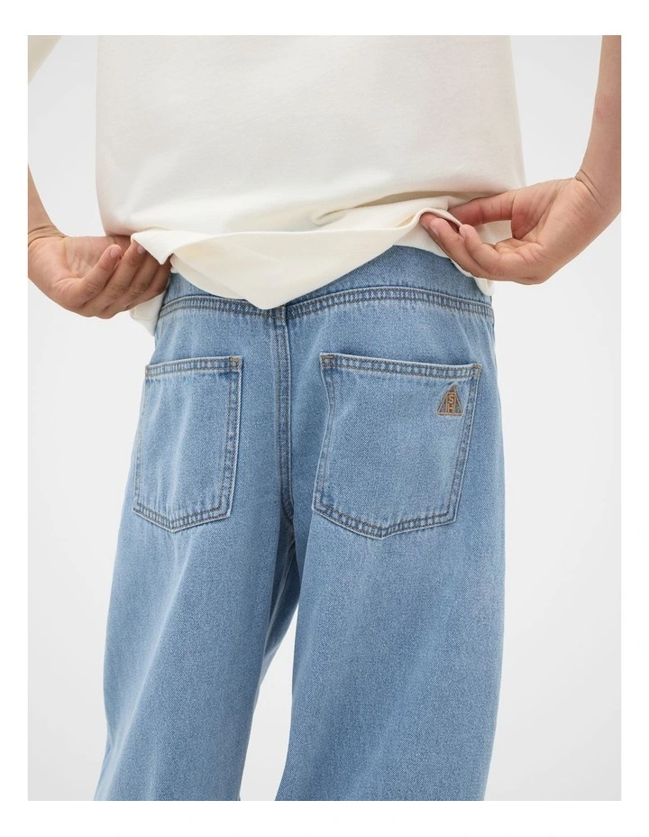 Barrel Jean in Light Blue Wash image 4