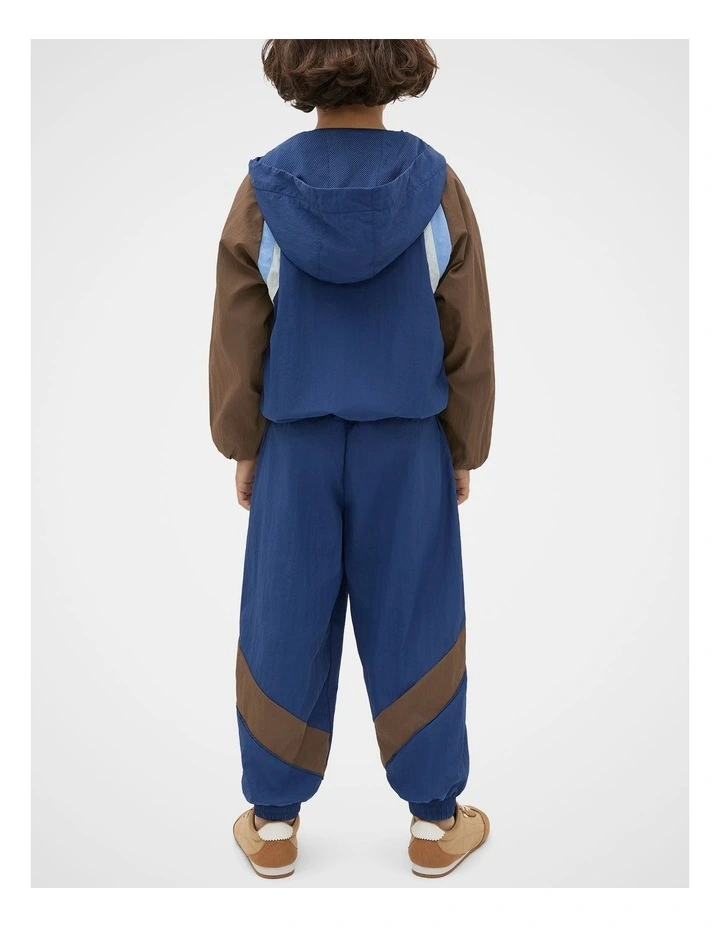 Core Logo Spray Jacket in Multi image 2