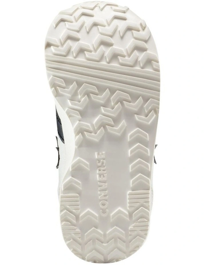 Omega Trainer 2V Infant Sneakers in Black and White image 5