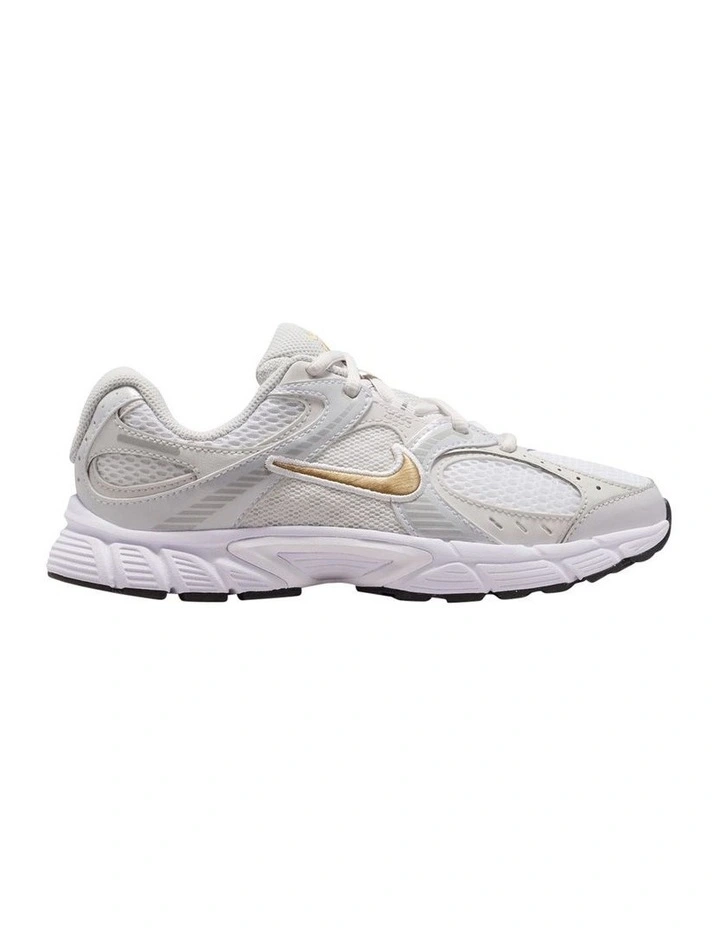 V5 Runner Grade School Sneakers In White image 1