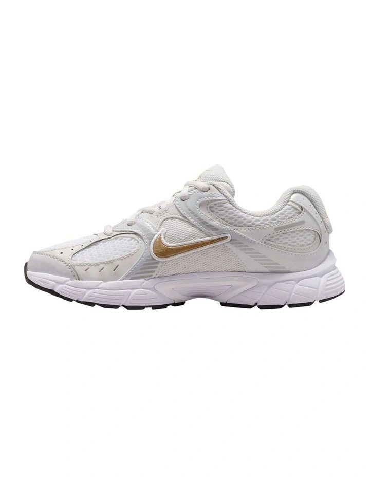 V5 Runner Grade School Sneakers In White image 2