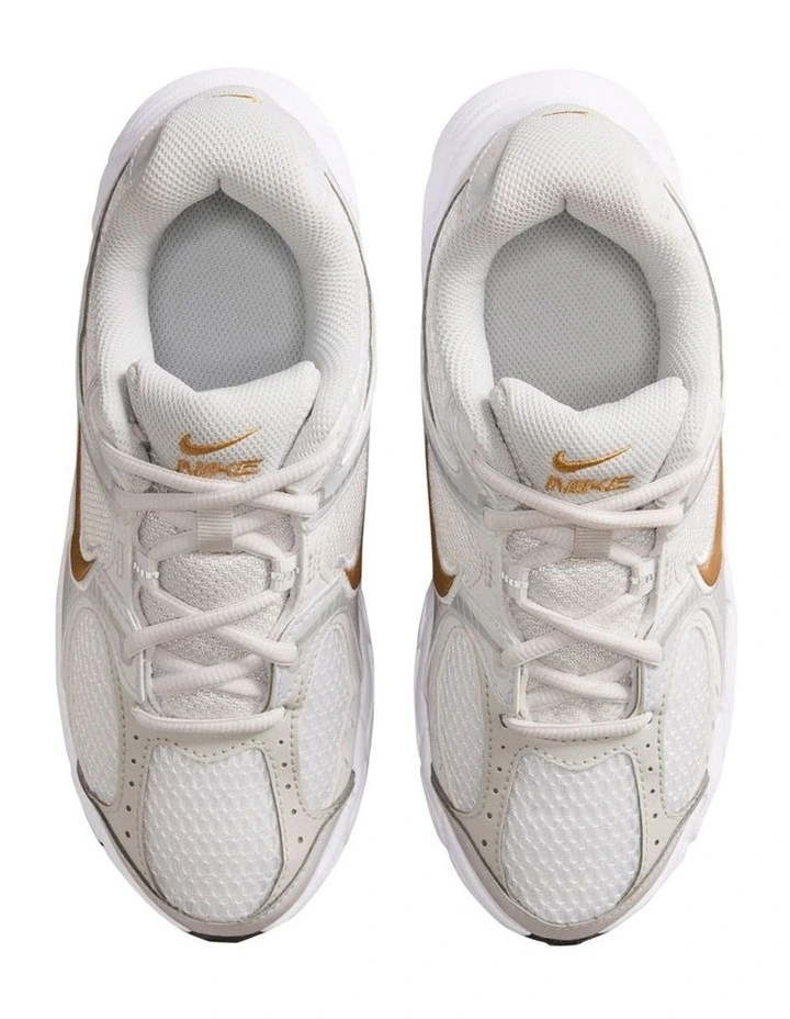V5 Runner Grade School Sneakers In White image 3
