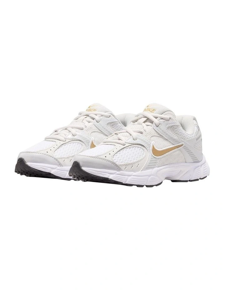 V5 Runner Grade School Sneakers In White image 4