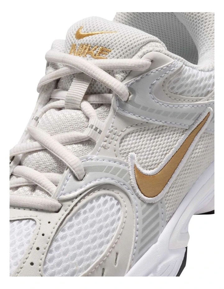 V5 Runner Grade School Sneakers In White image 5