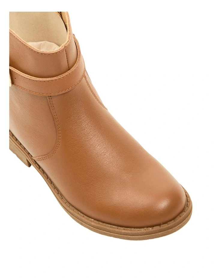 Govinda Boots In Natural image 4