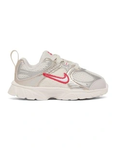 V5 Rnr Infant Sneakers In Ivory