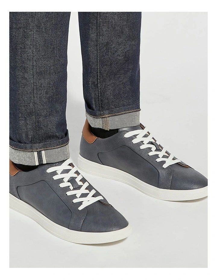 Traces Trainer in Navy image 2