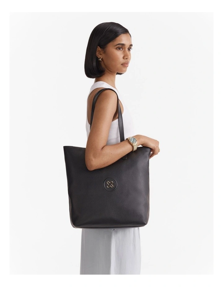 Bay Tote Bag in Black image 2