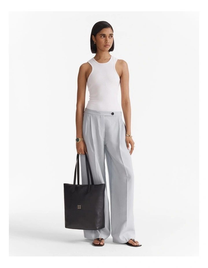 Bay Tote Bag in Black image 4