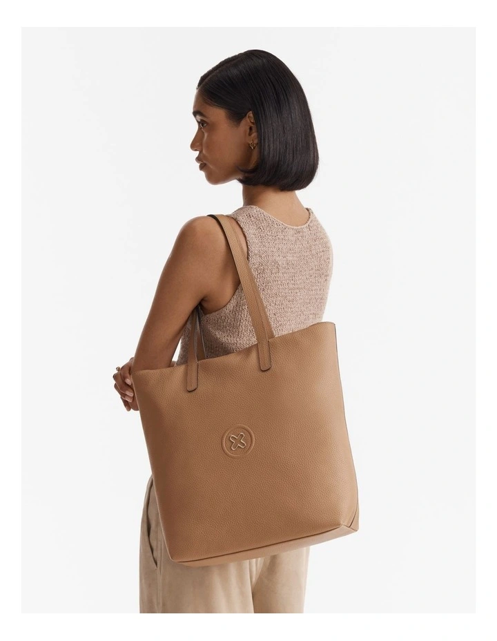 Bay Tote Bag in Caramel image 2