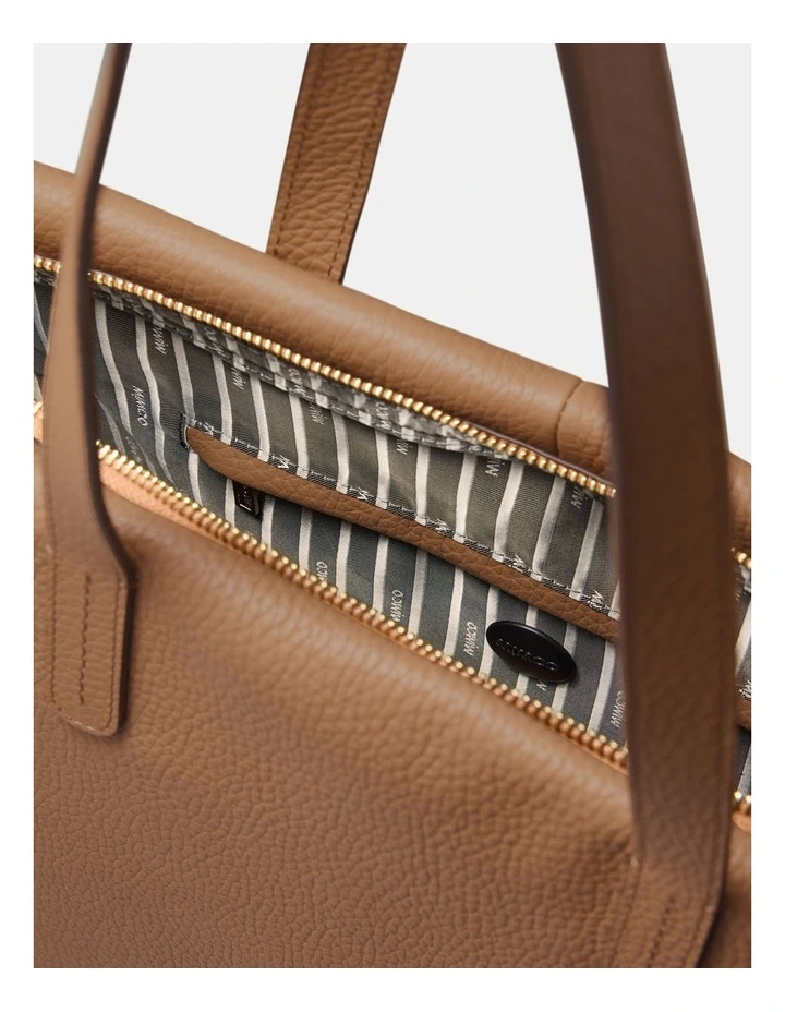 Bay Tote Bag in Caramel image 7