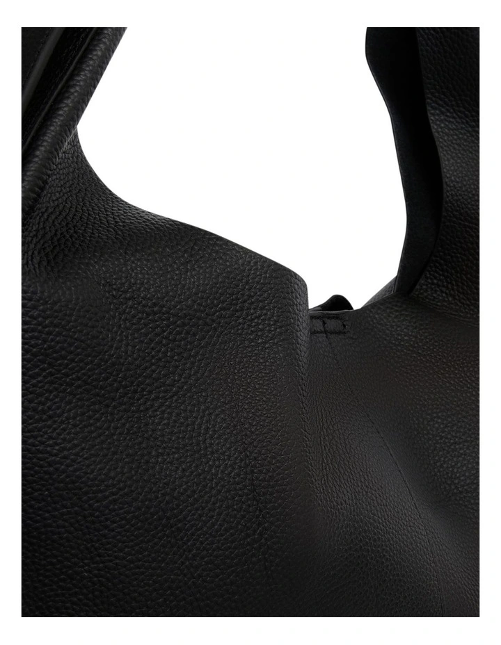 H-Quay Shoulder Bag in Black Tumbled Leather image 4