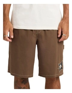 Disturb Short 21 Inch Shorts In Brown Stone