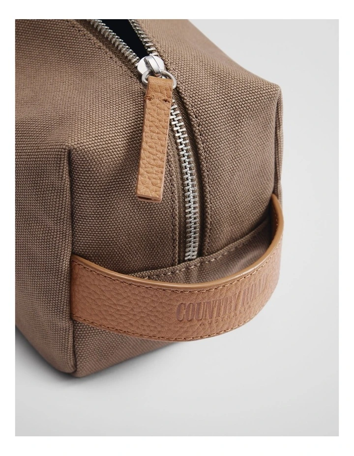 Heritage Washbag in Oak image 3