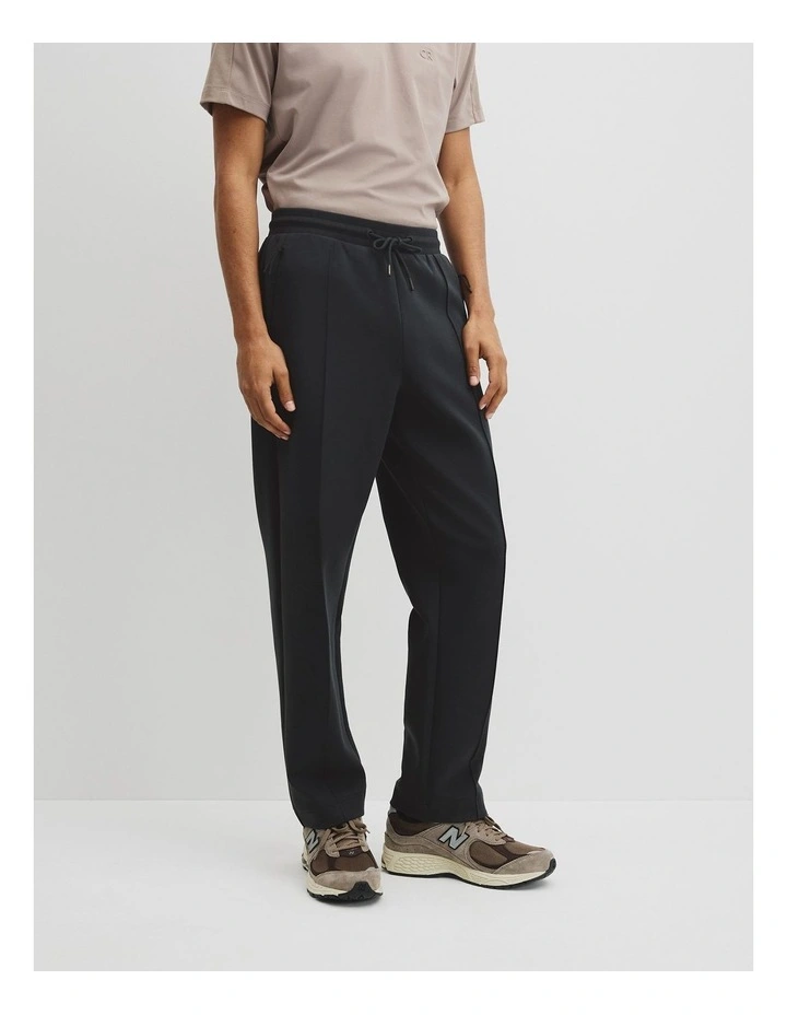 Athleisure Jogger in Black image 4